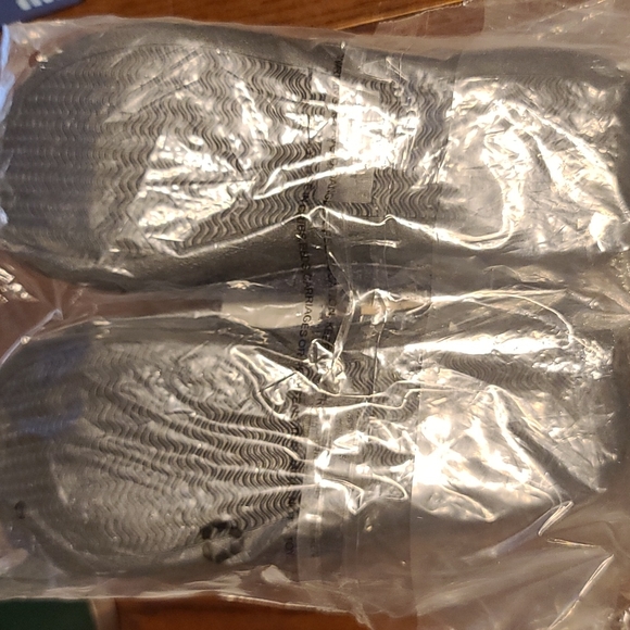 Women's lined Slippers. Moccasin. Memory foam. Size 7-8. Navy/tan. Rubber sole. - Picture 4 of 5